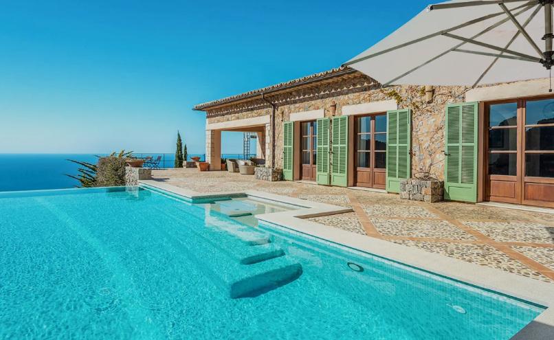 Cliffside villa with infinity pool overlooking the Mediterranean